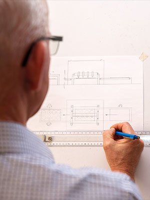 Gerd Dollansky am Zeichenbrett Von der handschriftlichen Skizze bis zur fertigen CAD Zeichnung erstellt das Team der Dollansky GmbH passgenaue Lösungen.